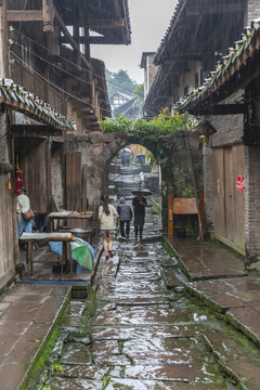 宜宾屏山龙华古镇雨中街景