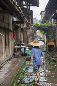 宜宾屏山龙华古镇雨中街景