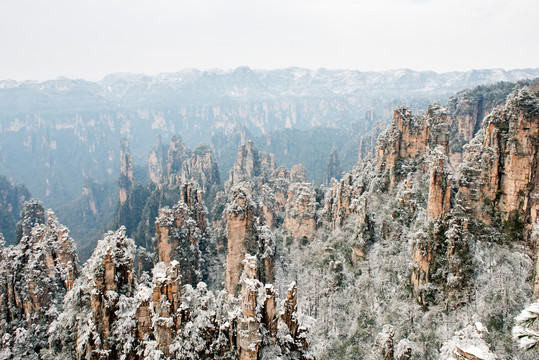 张家界天子山西海峰林雪景