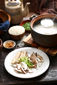 菌菇砂锅粥