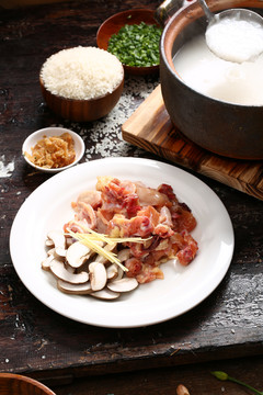 香菇鸡肉砂锅粥