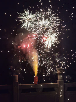 春节夜空里的彩色烟火