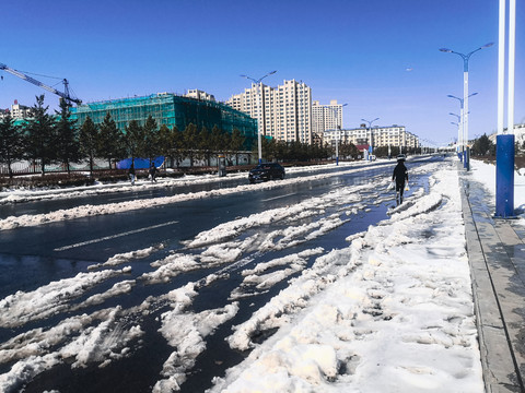 北方街道冰雪融化