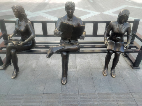 读书的人雕塑
