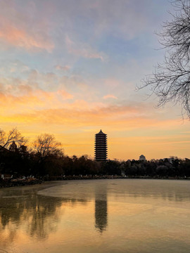 北京大学未名湖与博雅塔