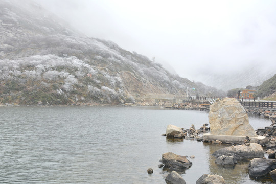 康定木格措高山湖泊冬季雪景