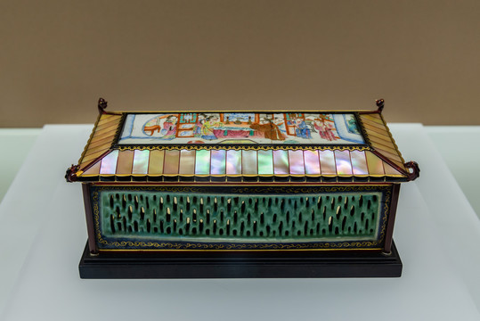 粉彩镂空人物香笼改装台式烟盒