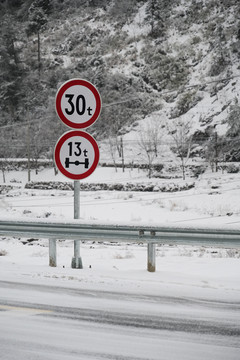 雪中路边的交通指示牌