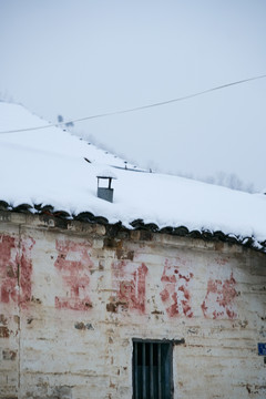 屋顶厚厚的积雪
