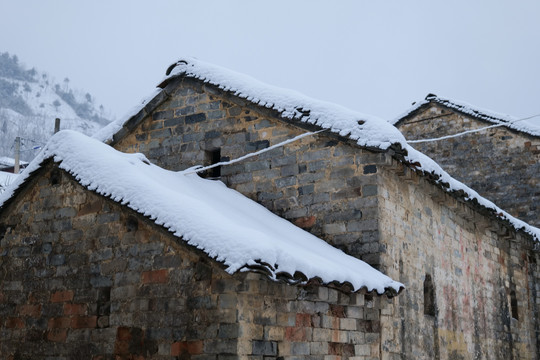 老房子上的雪