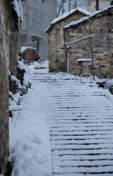 村子里被雪覆盖的台阶