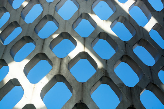 蓝天下的网格状钢结构建筑