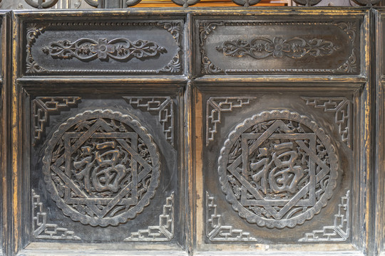 中式雕花门窗