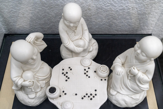 孩童下围棋雕塑