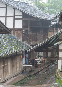 宜宾屏山龙华古镇雨中街景