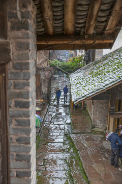 宜宾屏山龙华古镇雨中街景