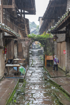 宜宾屏山龙华古镇雨中街景