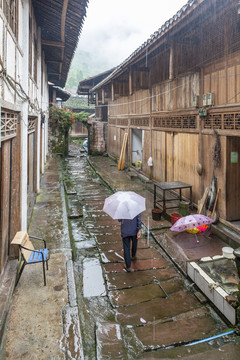 宜宾屏山雨中龙华古镇石板路