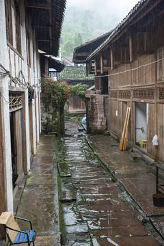 宜宾屏山雨中龙华古镇石板路