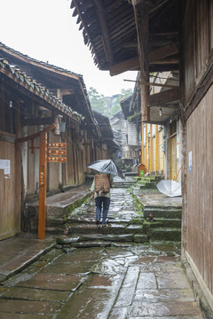 宜宾屏山雨中龙华古镇石板路