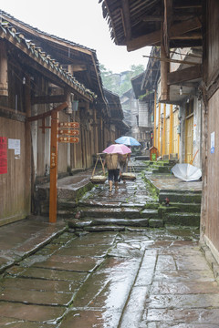 宜宾屏山雨中龙华古镇石板路