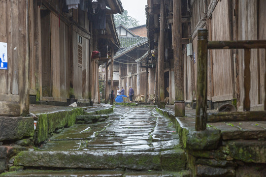 宜宾屏山雨中龙华古镇石板路