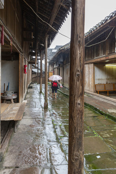 宜宾屏山雨中龙华古镇石板路