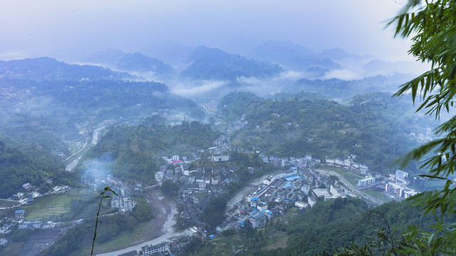 龙华古镇云雾缭绕高山沟壑