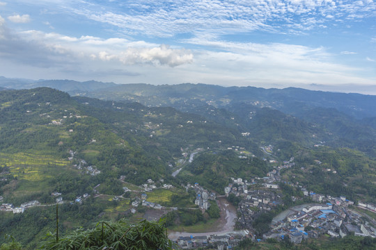 高山沟壑蓝天白云龙华古镇