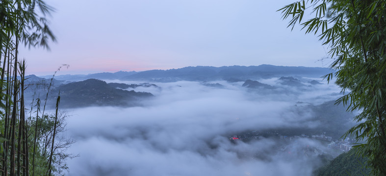 高山沟壑云雾缭绕龙华古镇