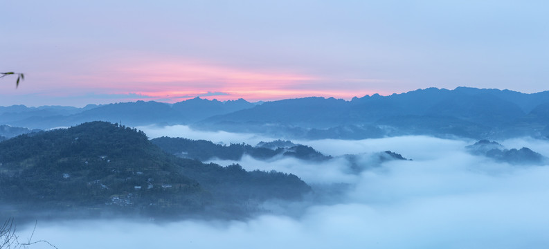 朝霞高山沟壑云雾缭绕