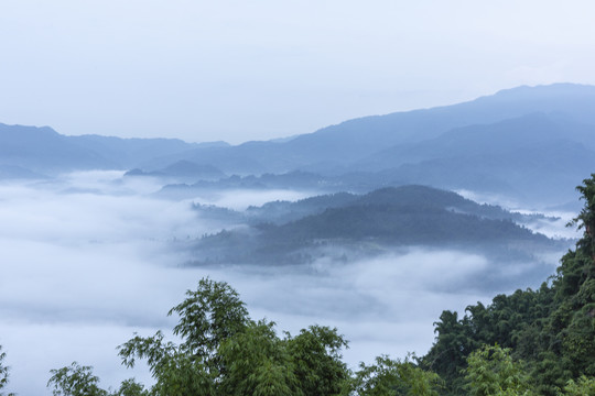 高山沟壑云雾缭绕水墨仙境