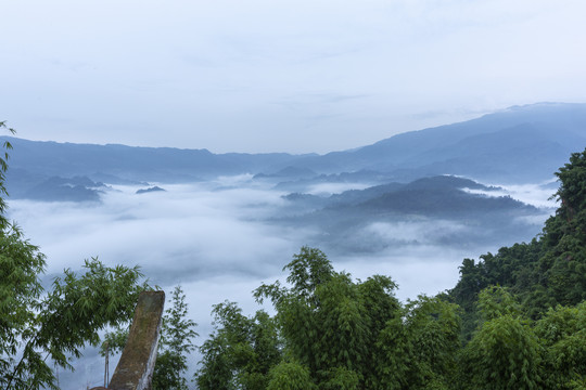 高山沟壑云雾缭绕水墨仙境