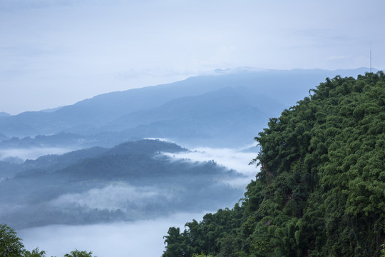 高山云雾缭绕自然风光