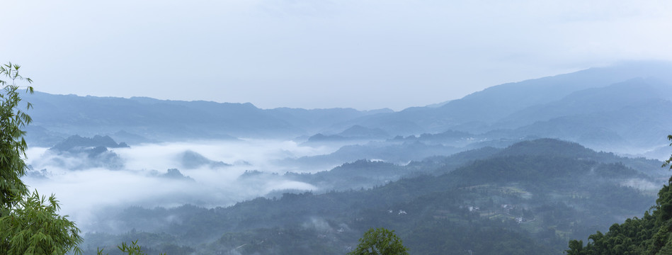 高山沟壑云雾缭绕水墨仙境