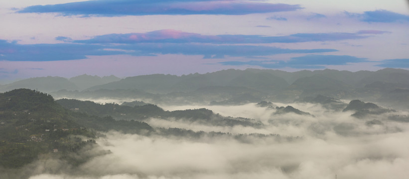高山沟壑云雾缭绕自然风光