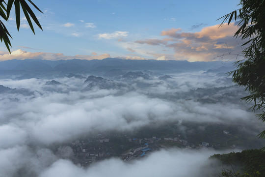 蓝天彩云高山沟壑云雾缭绕