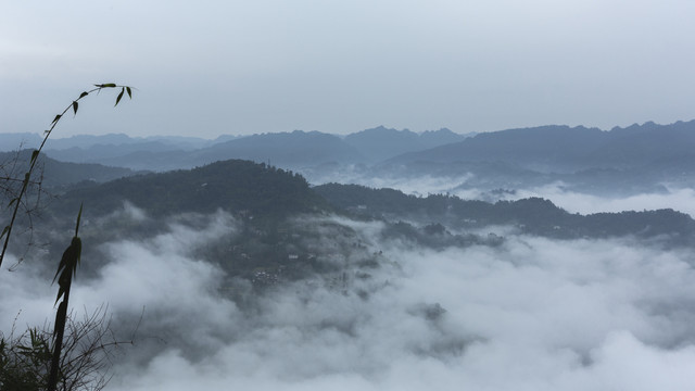 高山沟壑云雾缭绕水墨仙境