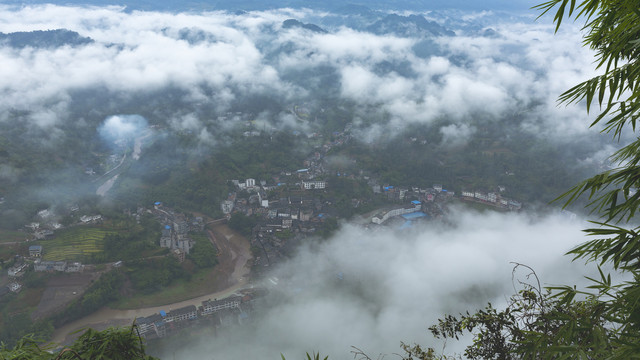 龙华古镇高山沟壑云雾缭绕