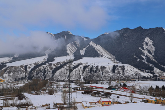 雪山村庄