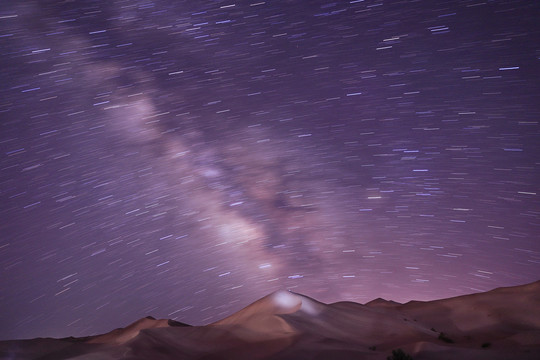 沙漠无人区夜空星轨