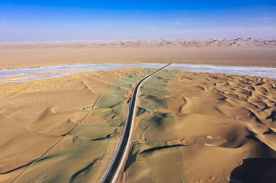 沙漠河流公路