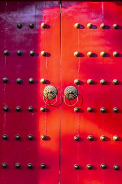 铜钉红门