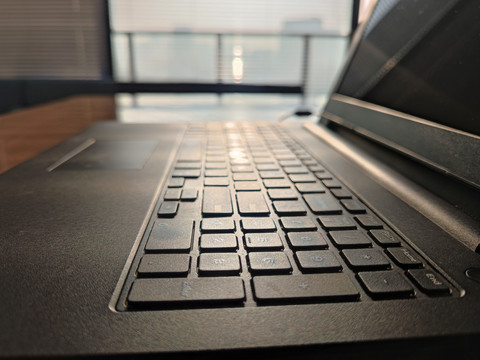 商务笔记本电脑鼠标键盘办公室