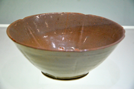 五代青釉葵口瓷碗
