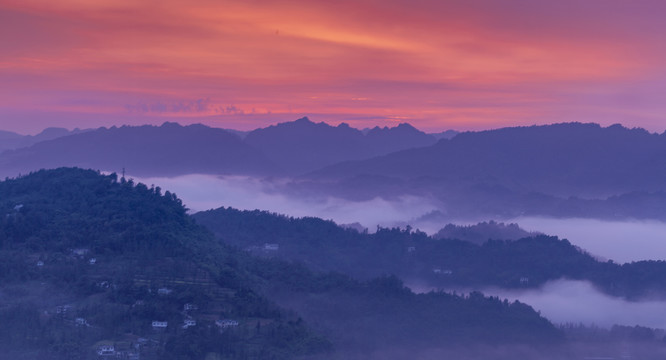 朝霞高山沟壑云雾缭绕