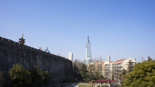 南京明城墙与紫峰大厦