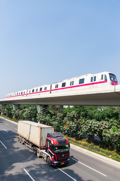 广州地铁列车与运输汽车