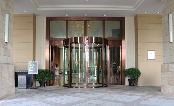 酒店的弧形门入口