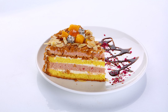 芒果树莓水果蛋糕
